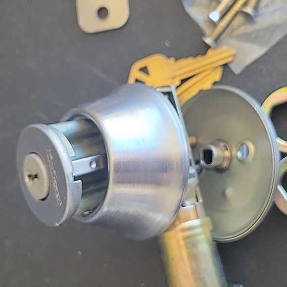 Kwikset  Used Deadbolt Door Single Cylinder Lock With 2 Keys - Picture 9 of 9